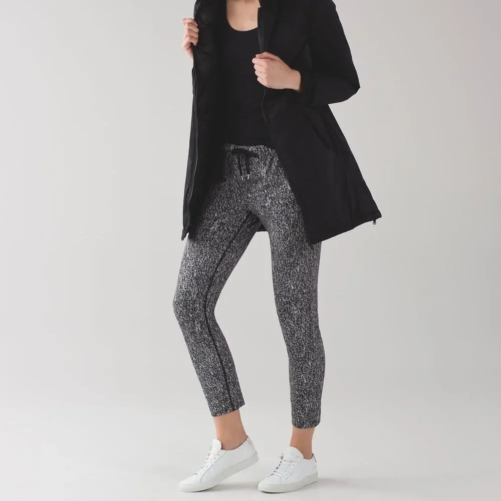 LULULEMON Jet Crop Pant Power Luxtreme Suited Jacquard Black White 4